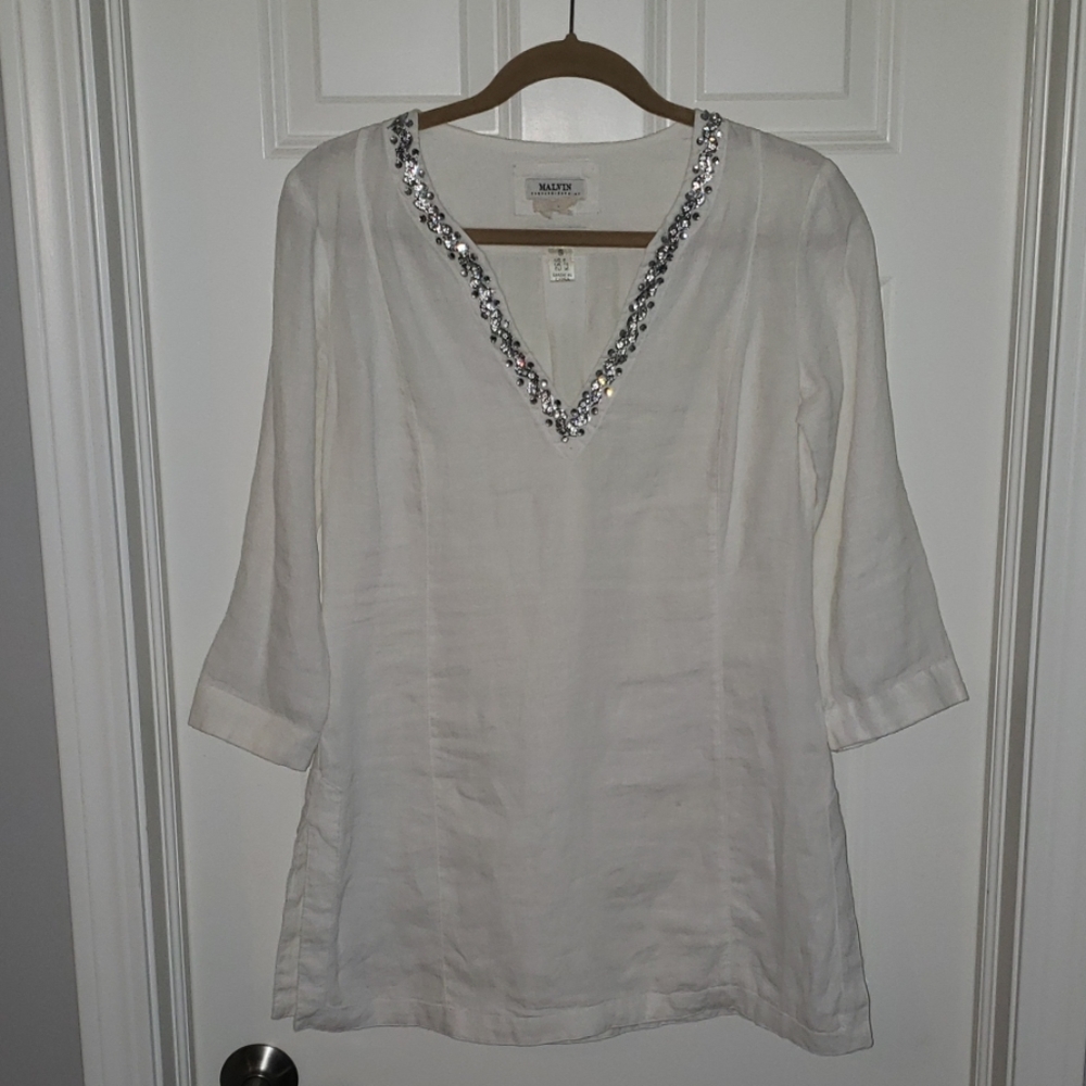 Linen tunic with neck details